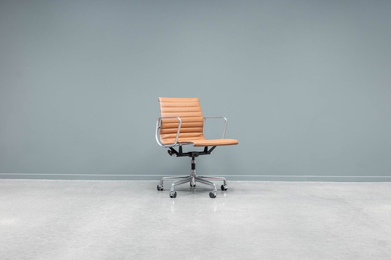 Image 1 of Eames Ea117 Alugroup bureaustoel