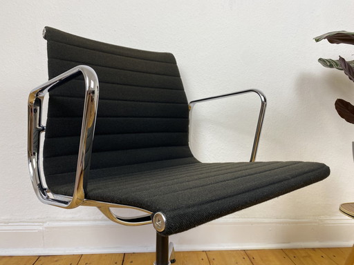 Vitra Aluminium Stoel Ea 107 van Charles & Ray Eames, Hopsak Zwart