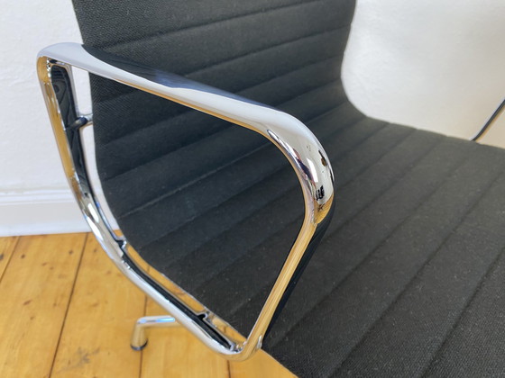 Image 1 of Vitra Aluminium Stoel Ea 107 van Charles & Ray Eames, Hopsak Zwart