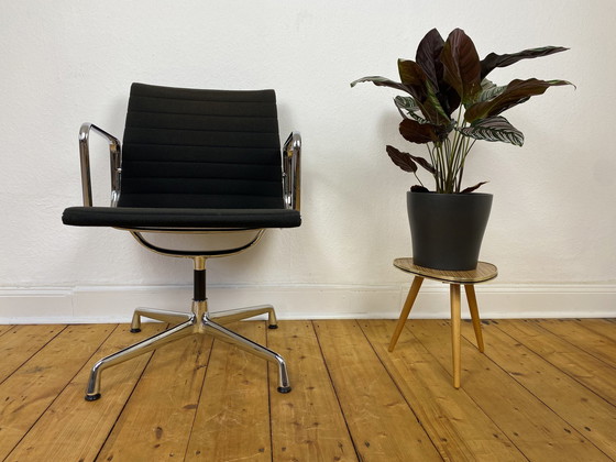 Image 1 of Vitra Aluminium Stoel Ea 107 van Charles & Ray Eames, Hopsak Zwart