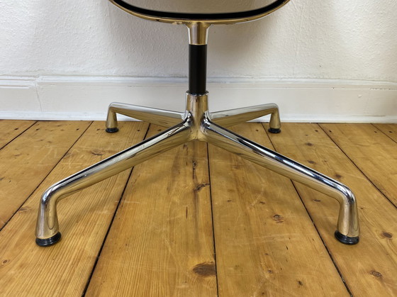 Image 1 of Vitra Aluminium Stoel Ea 107 van Charles & Ray Eames, Hopsak Zwart