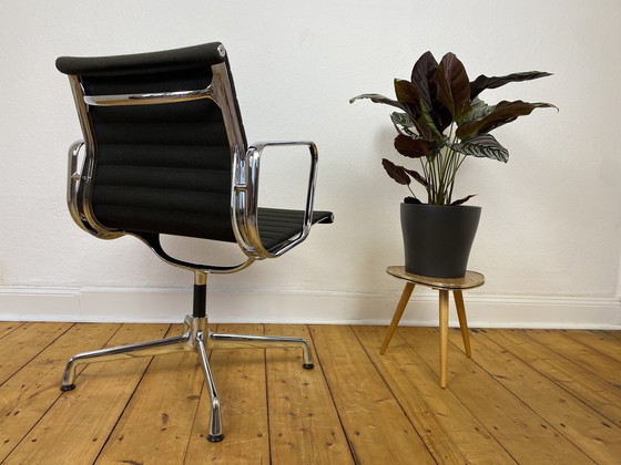 Image 1 of Vitra Aluminium Stoel Ea 107 van Charles & Ray Eames, Hopsak Zwart