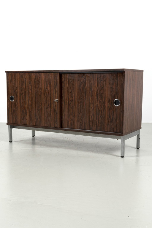 Vintage dressoir met chromen details