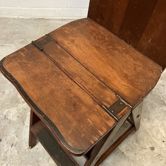 Image 1 of Antieke Bibliotheektrap, Stoel En Strijkplank In Een