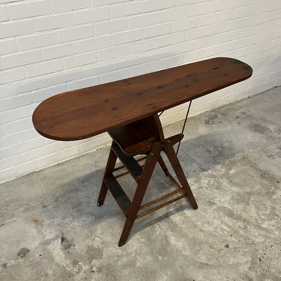 Image 1 of Antieke Bibliotheektrap, Stoel En Strijkplank In Een