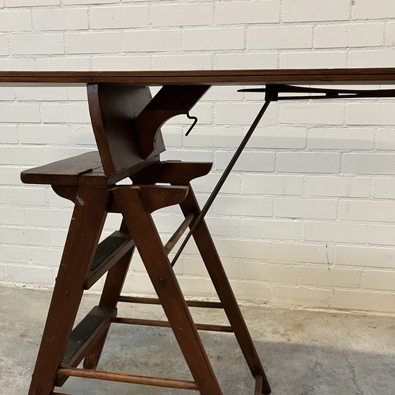 Image 1 of Antieke Bibliotheektrap, Stoel En Strijkplank In Een