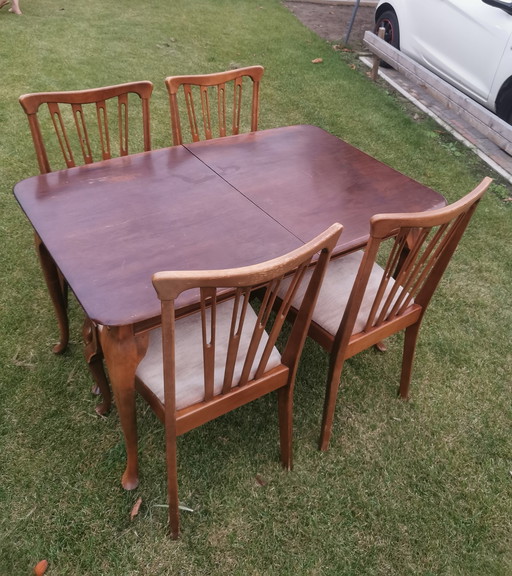 Mid Century stoelen en uitschuiftafel