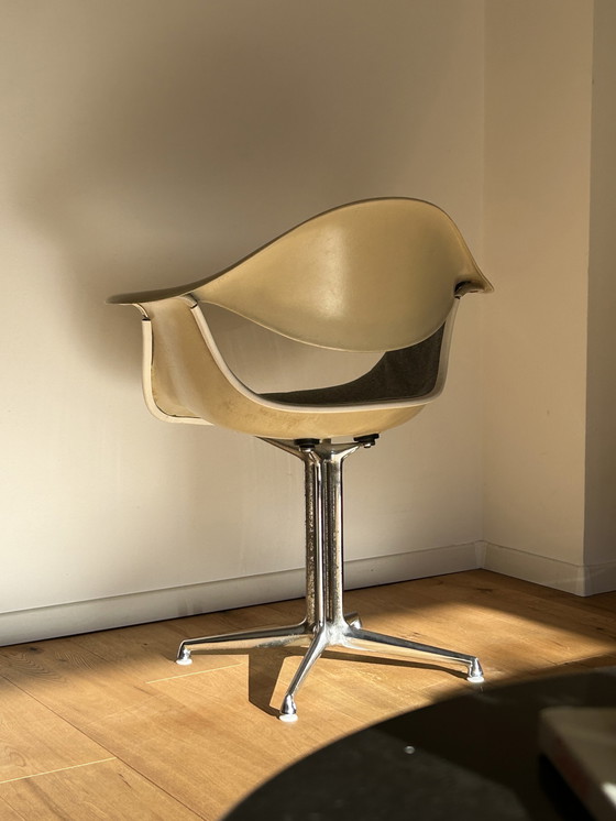 Image 1 of George Nelson Daf Glasvezel Fauteuil La Fonda Onderstel Herman Miller