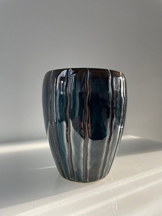 Image 1 of Moderne Vaas/Pot Met Streepmotief En Olie/Petrol Glazuur