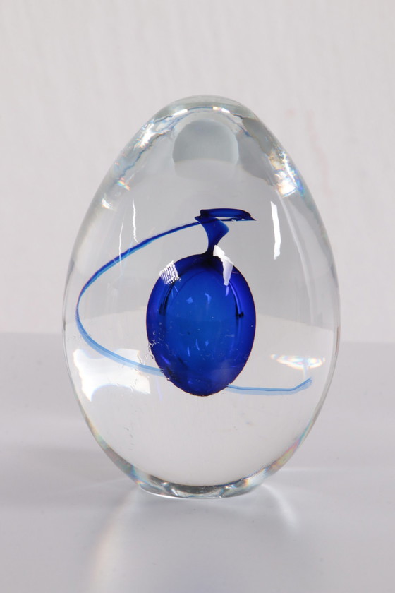 Image 1 of artcristal bohemia Paperweight eivorm met blauwe druppel