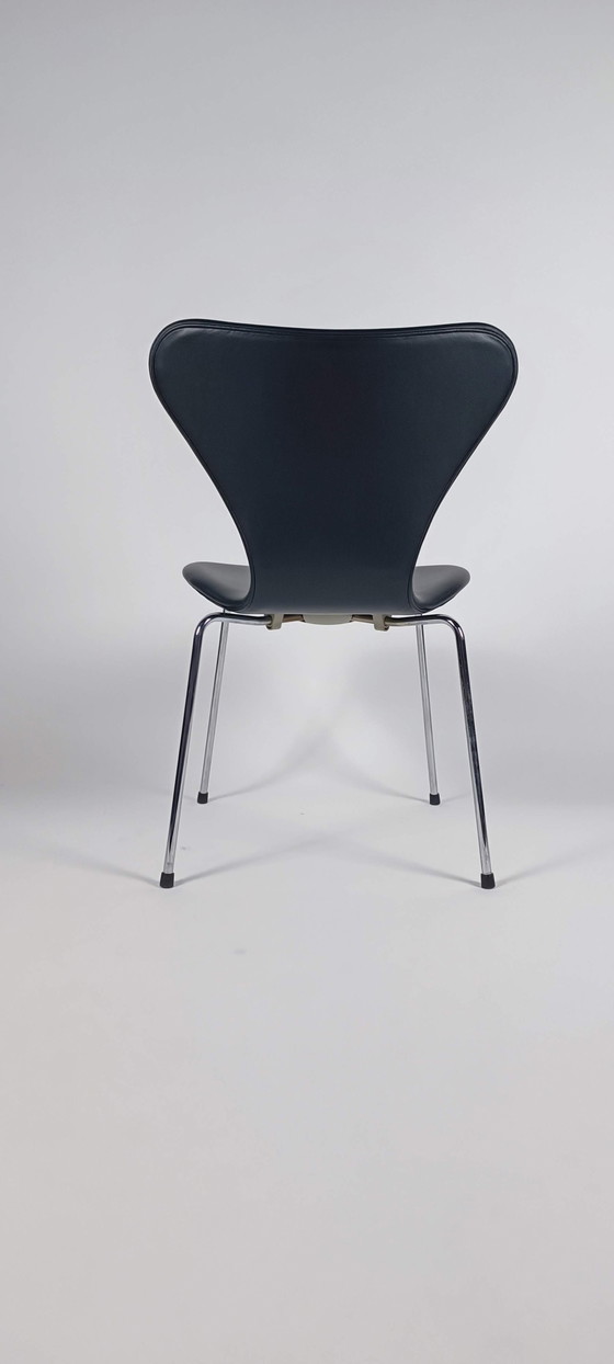 Image 1 of Fritz Hansen 3107 Series 7 Vlinderstoel Grace Leather Zwart Arne Jacobsen