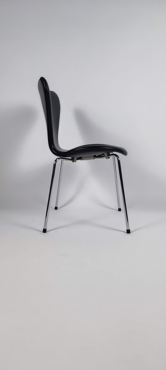 Image 1 of Fritz Hansen 3107 Series 7 Vlinderstoel Grace Leather Zwart Arne Jacobsen