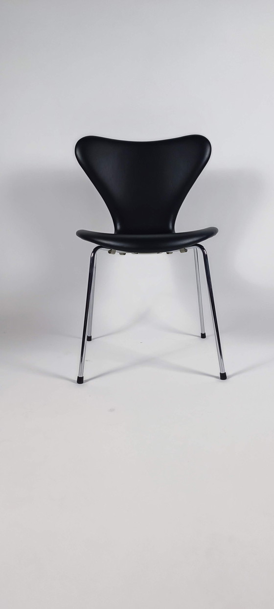 Image 1 of Fritz Hansen 3107 Series 7 Vlinderstoel Grace Leather Zwart Arne Jacobsen