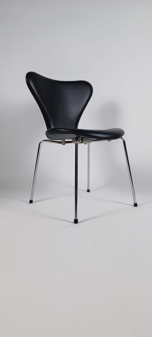 Fritz Hansen 3107 Series 7 Vlinderstoel Grace Leather Zwart Arne Jacobsen