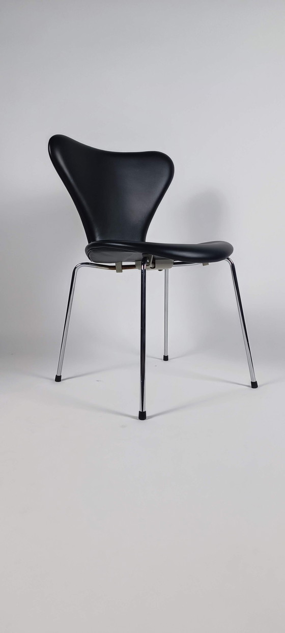 Image 1 of Fritz Hansen 3107 Series 7 Vlinderstoel Grace Leather Zwart Arne Jacobsen