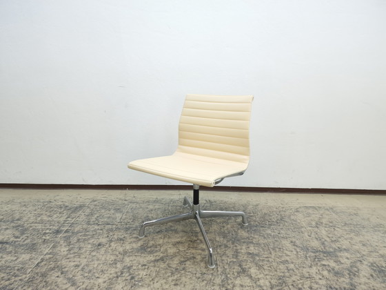 Image 1 of Hermann Miller Ea 105 Vitra Eames design fauteuil leren stoel bureaustoel q