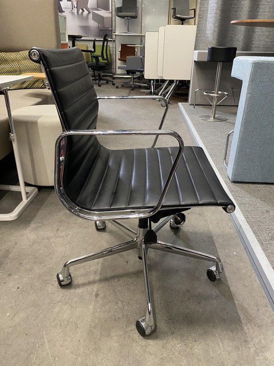 Image 1 of Vitra Eames vergaderstoel zwart leder