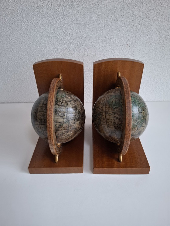 Image 1 of Paar Houten Boekensteunen Globe Werldbol