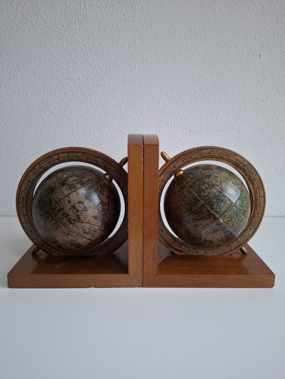 Image 1 of Paar Houten Boekensteunen Globe Werldbol