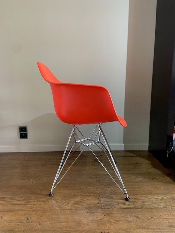 Image 1 of Vitra Eames Plastic Stoel Model Dar Speciale Editie