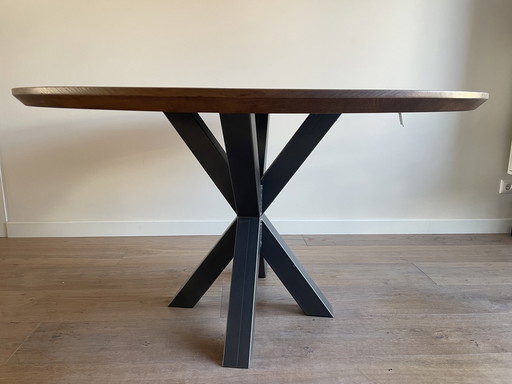 Eettafel Eiken 135 Cm Ron 4 Cm Dik 4 Jaar Oud Met Kruispoot Zwart Metaal