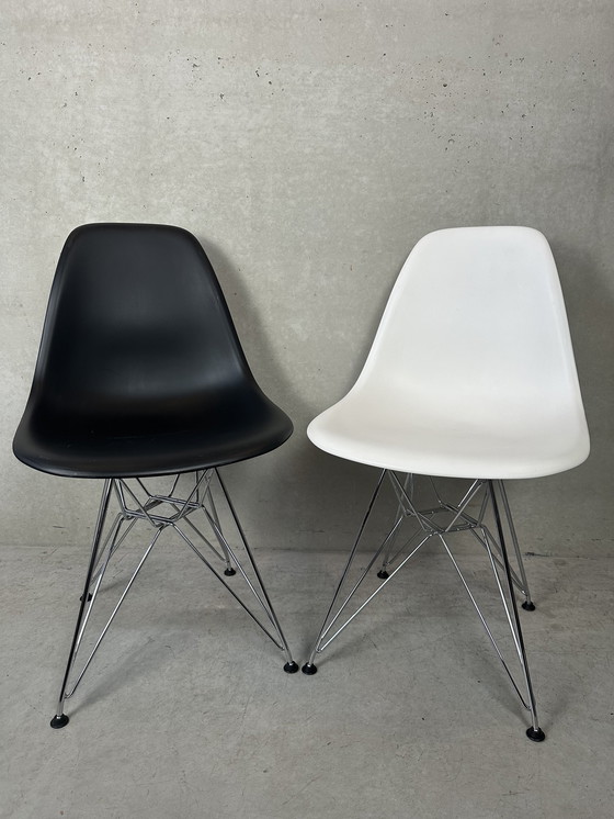 Image 1 of 2x Eames design DSR stoelen - Vitra