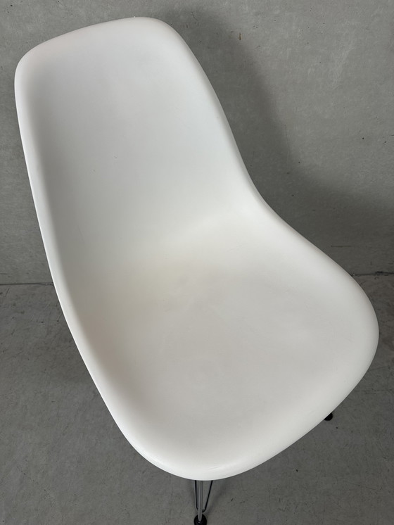 Image 1 of 2x Eames design DSR stoelen - Vitra