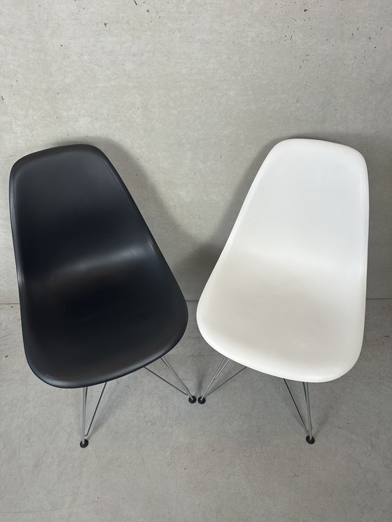 Image 1 of 2x Eames design DSR stoelen - Vitra