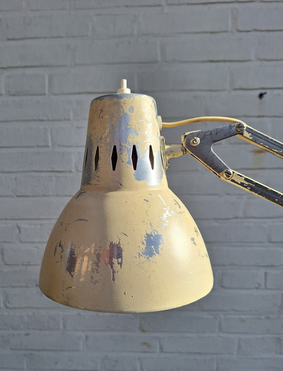 Image 1 of Zweedse Vintage Industriële Architectenlamp Lsa A101 Extra 01. Zandkleurige Bureaulamp Met Klem 1960