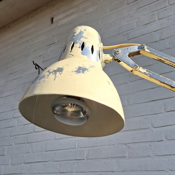 Image 1 of Zweedse Vintage Industriële Architectenlamp Lsa A101 Extra 01. Zandkleurige Bureaulamp Met Klem 1960
