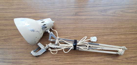 Image 1 of Zweedse Vintage Industriële Architectenlamp Lsa A101 Extra 01. Zandkleurige Bureaulamp Met Klem 1960