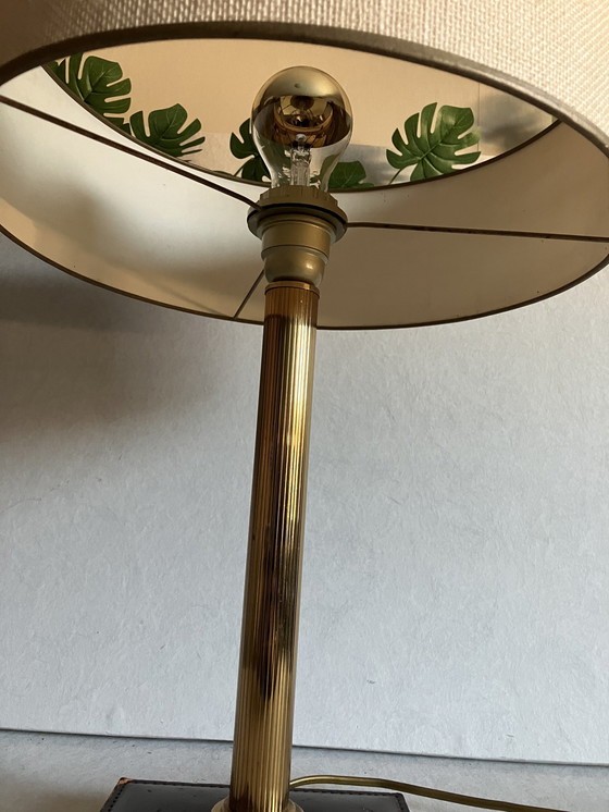 Image 1 of Vintage Leren Tafellamp Met Ronde Kap, Goud Kleur. 