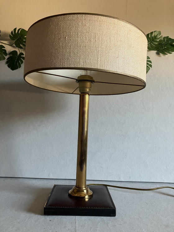 Image 1 of Vintage Leren Tafellamp Met Ronde Kap, Goud Kleur. 