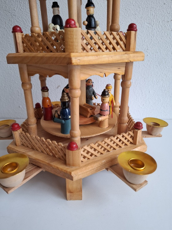 Image 1 of Oude Houten Kerstpiramide 3 Etage Ertsgebergte