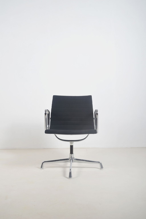 Bureaustoel Ea108 Ontworpen Door Charles En Ray Eames Voor Herman Miller