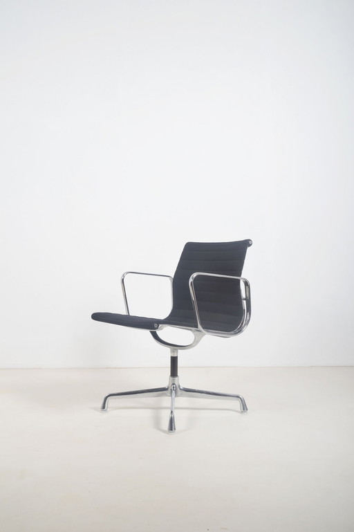 Bureaustoel Ea108 Ontworpen Door Charles En Ray Eames Voor Herman Miller