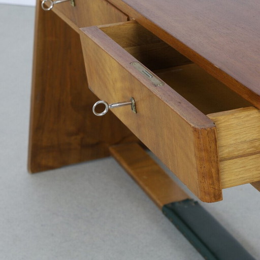 Vintage notenhouten bureau met laden, 1960