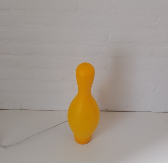 Image 1 of Knock-Off Bowling Pin Lamp – Josh Owen – Bozart – Geel