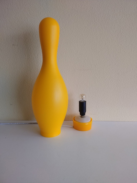 Image 1 of Knock-Off Bowling Pin Lamp – Josh Owen – Bozart – Geel