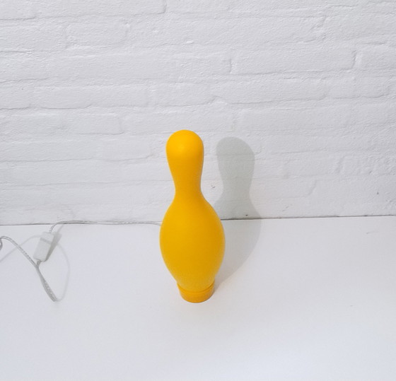 Image 1 of Knock-Off Bowling Pin Lamp – Josh Owen – Bozart – Geel