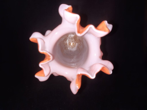 Elegant Vaasje Uit Murano Glas, Oranje Met Wit, Voorzien Van Een Ruches Rand.