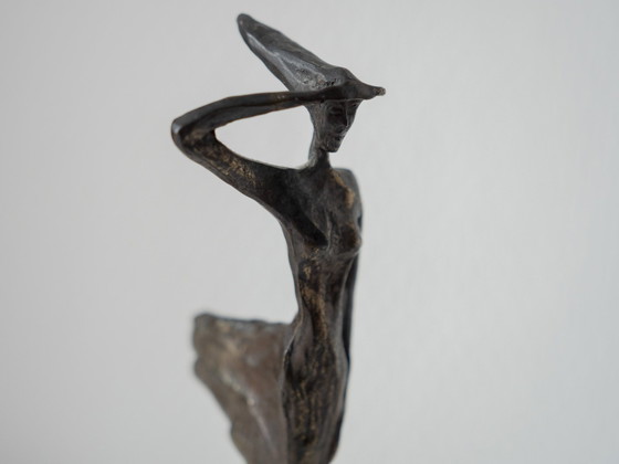 Image 1 of Corry Ammerlaan - Visie Op De Toekomst - Bronzen Beeld - Artihove