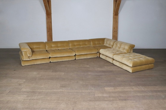 Image 1 of Eerste editie Mah Jong Sofa in beige fluweel van Hans Hopfer voor Roche Bobois, 1970S