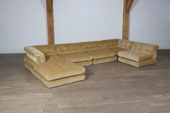 Image 1 of Eerste editie Mah Jong Sofa in beige fluweel van Hans Hopfer voor Roche Bobois, 1970S