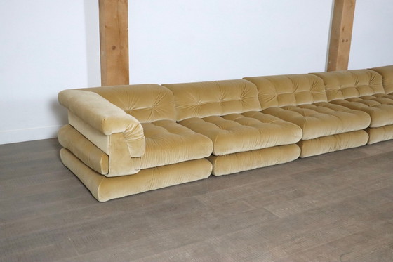 Image 1 of Eerste editie Mah Jong Sofa in beige fluweel van Hans Hopfer voor Roche Bobois, 1970S