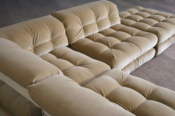 Image 1 of Eerste editie Mah Jong Sofa in beige fluweel van Hans Hopfer voor Roche Bobois, 1970S