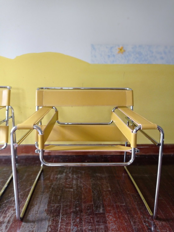 Image 1 of Knoll Wassily B3 2 Nieuwe-Ongebruikte Amber Leren Fauteuils Door Marcel Breuer