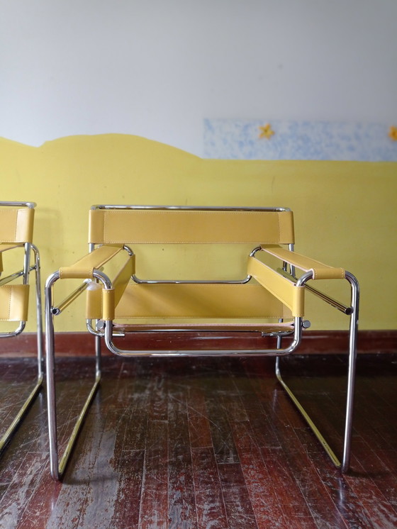 Image 1 of Knoll Wassily B3 2 Nieuwe-Ongebruikte Amber Leren Fauteuils Door Marcel Breuer