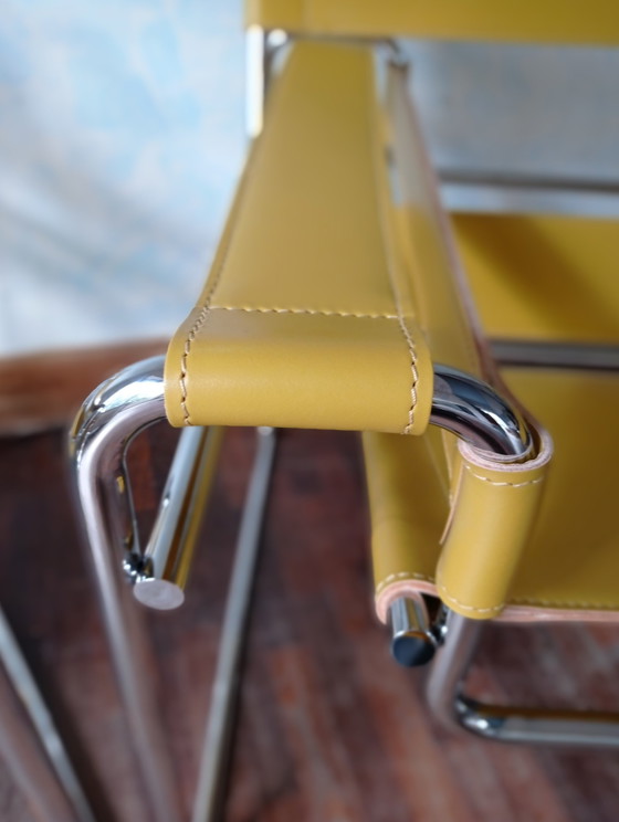 Image 1 of Knoll Wassily B3 2 Nieuwe-Ongebruikte Amber Leren Fauteuils Door Marcel Breuer