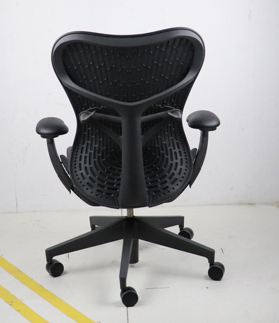 Image 1 of Herman Miller Mirra 2 - zwart